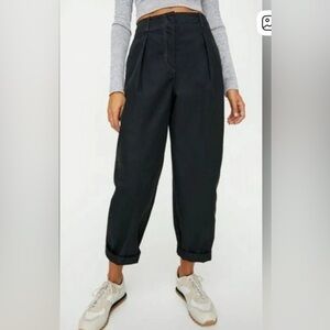 Aritzia Wilfred Free Day-Off High Waisted Pleated Pants
Black Size 2 Casual Chic